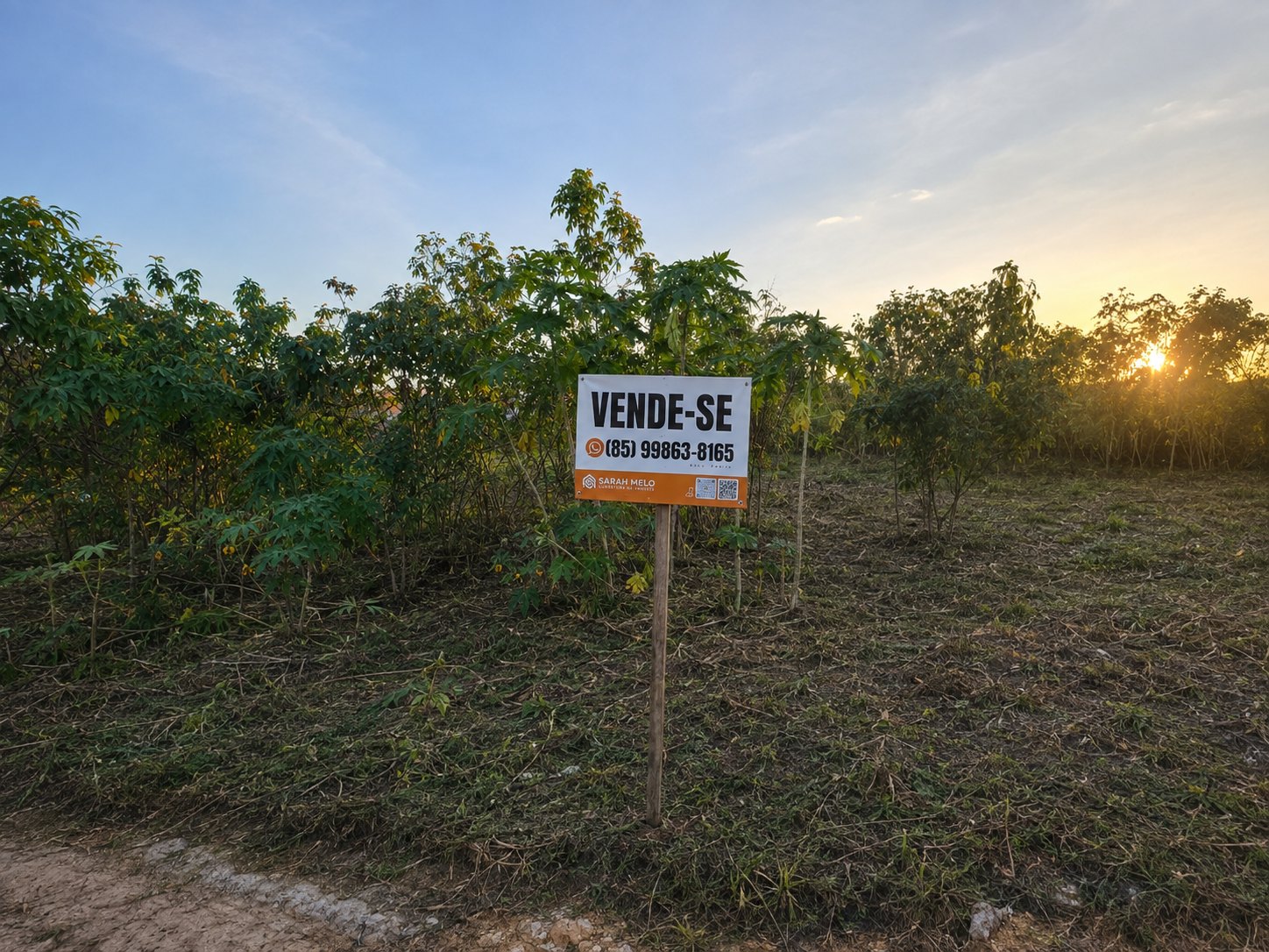 Terreno próximo ao Mercado Público, Terreno com a placa de venda